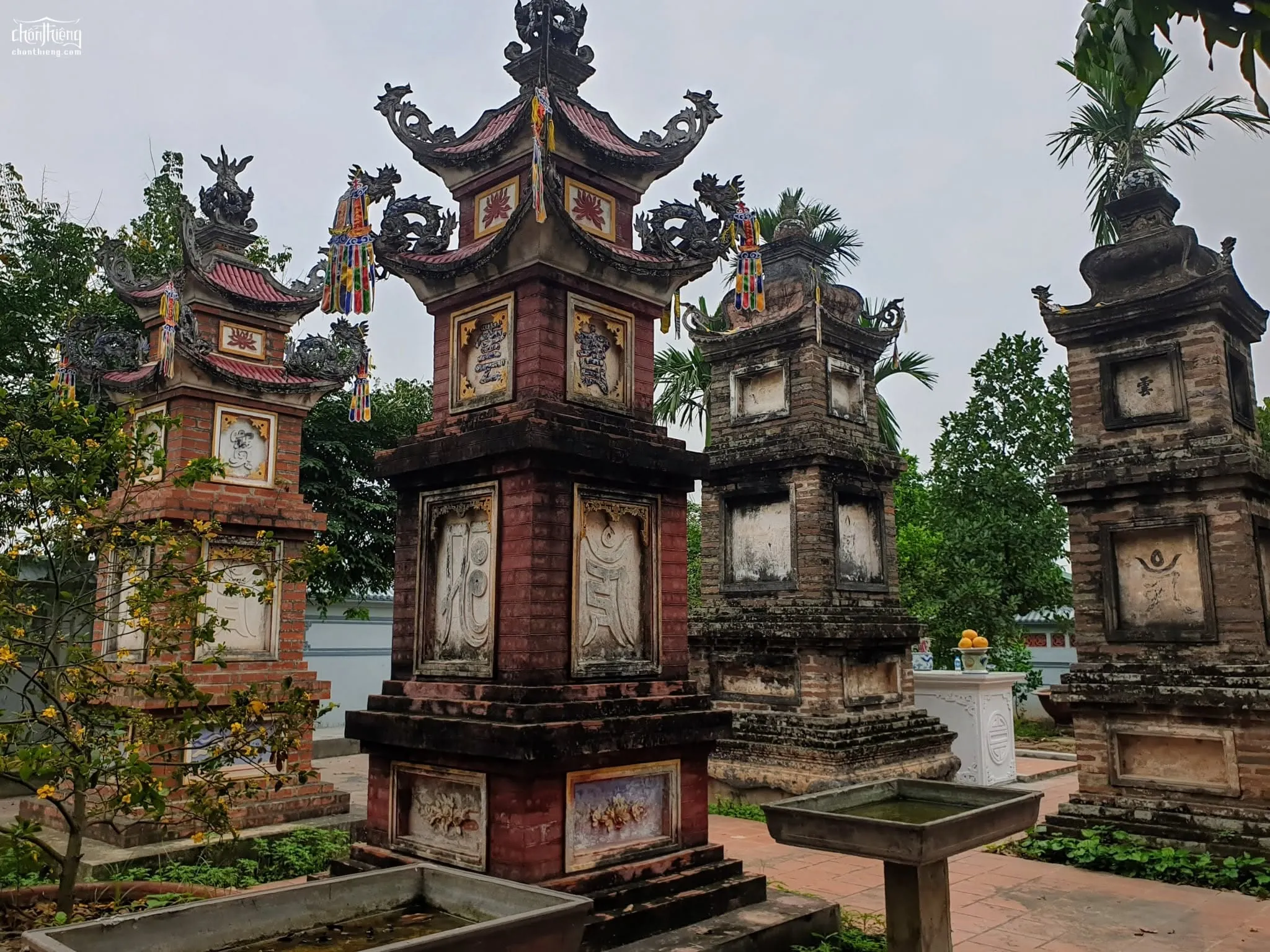 Tháp mộ trong khuôn viên Chùa Sùng Phúc (Thổ Khối)