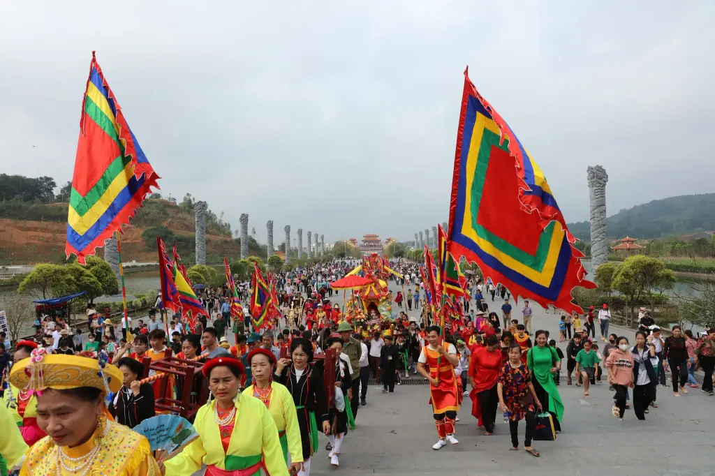 Đoàn rước Lễ hội Tây Thiên