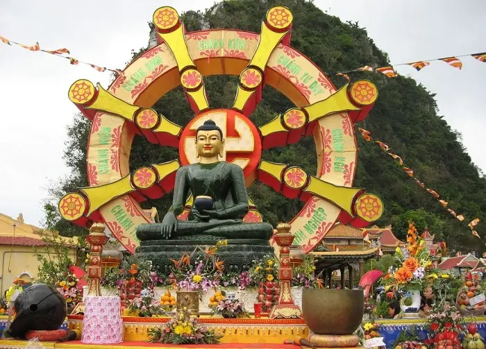 Tượng Quan Thế Âm bồ tát tại Chùa Quan Âm