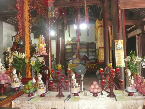 Bên trong Chùa Hàm Long