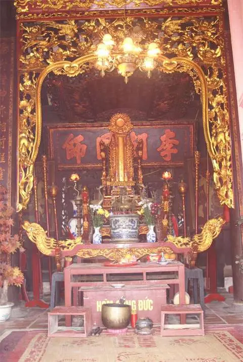 Không gian bên trong Đền Lộng Khê