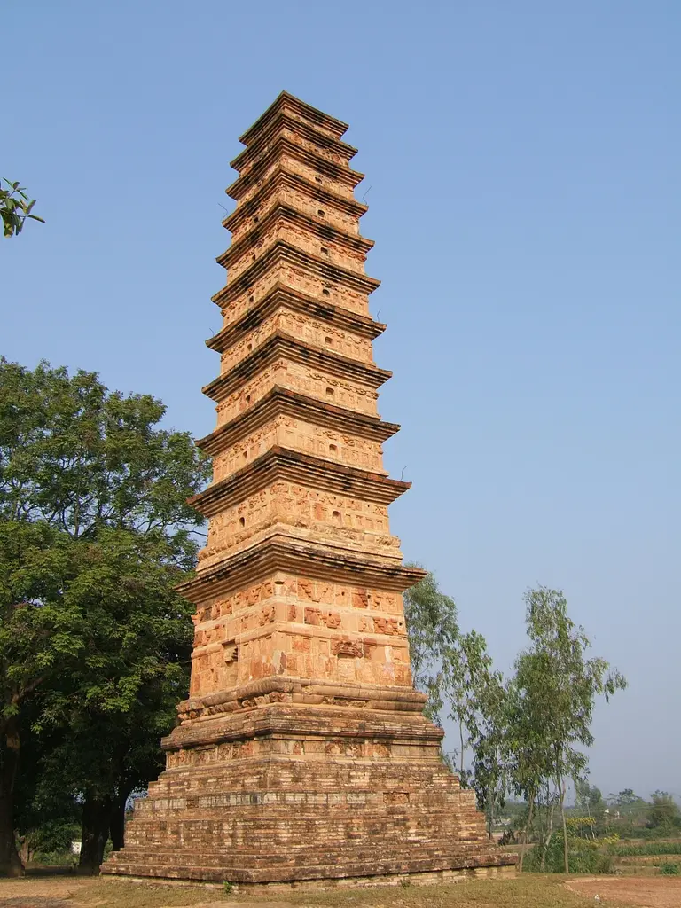 Tháp Bình Sơn chụp cận cảnh