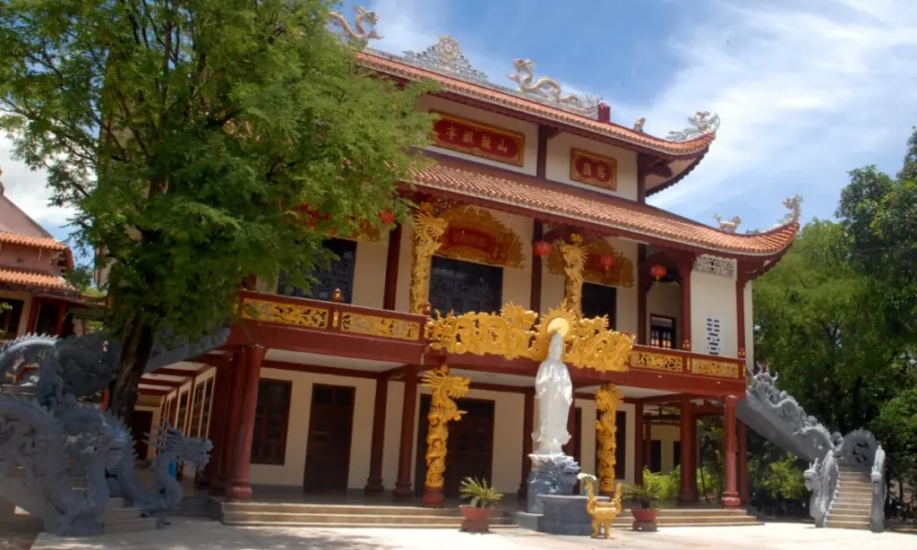 Không gian cảnh quan tại Chùa Sơn Long