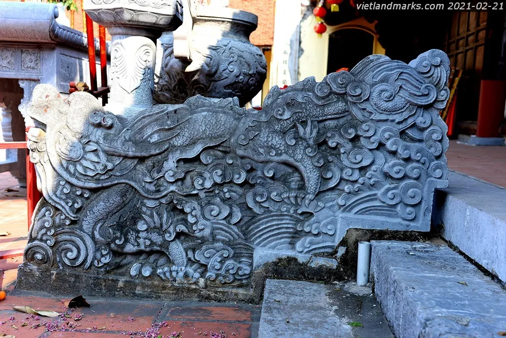 Rồng đá tại Đình Linh Đàm