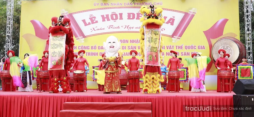 Tiết mục văn nghệ tại Hội đền Hả
