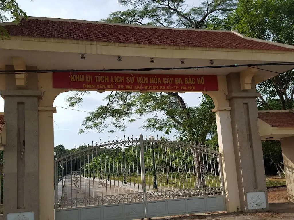 Cổng vào khu di tích Cây Đa Bác Hồ