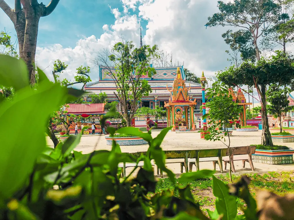 Quang cảnh xung quanh Chùa Chén Kiểu