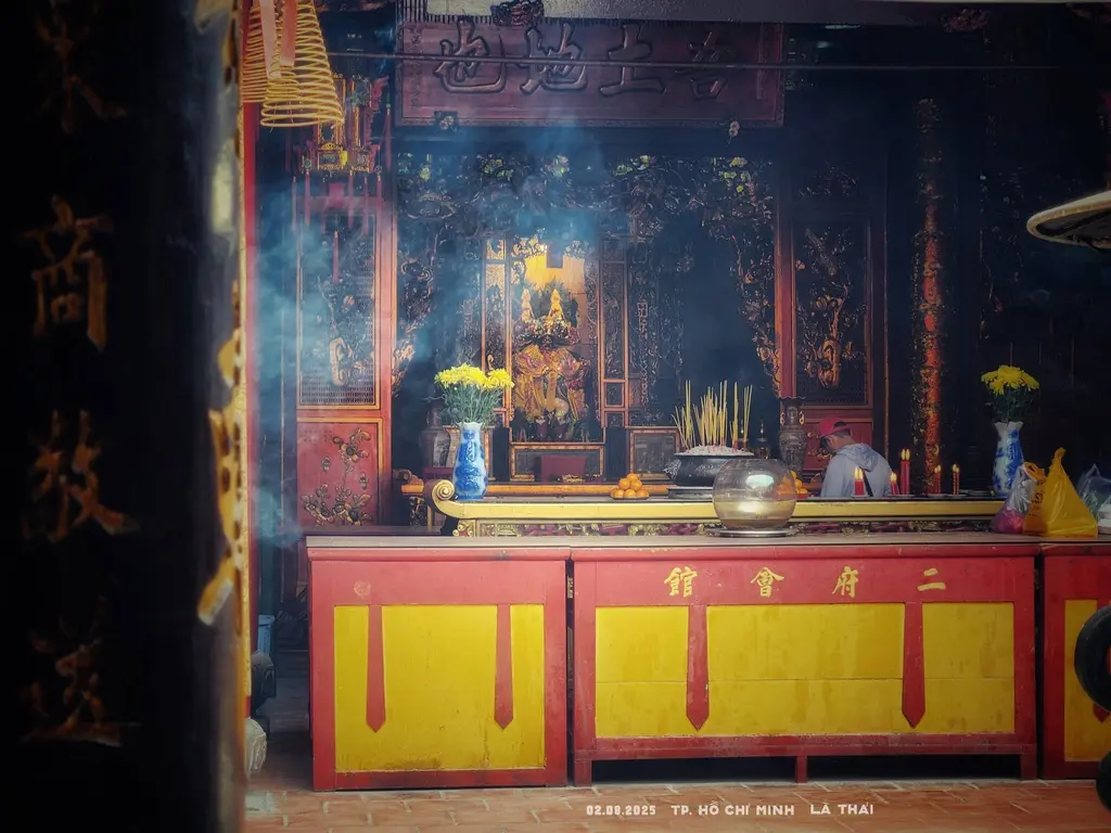 Ban thờ bên trong Miếu Nhị Phủ