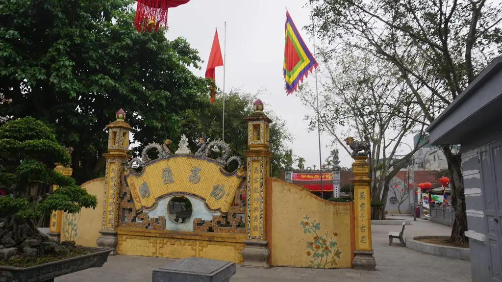 Bức bình phong trong khuôn viên di tích Đình La Dương