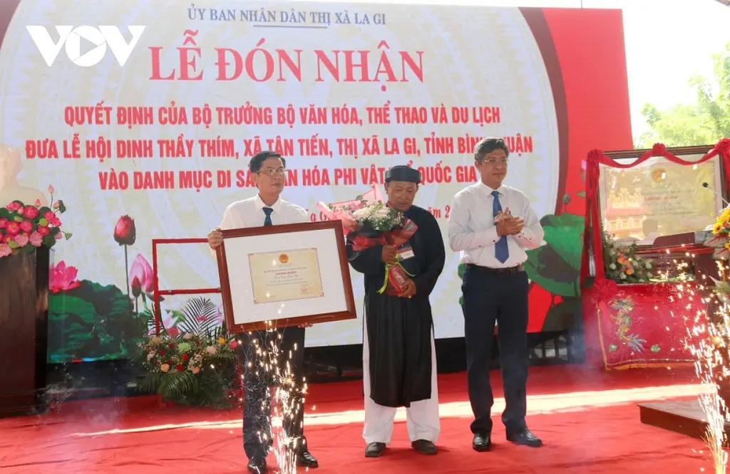 Trao bằng công nhận cho Lễ hội Dinh Thầy Thím