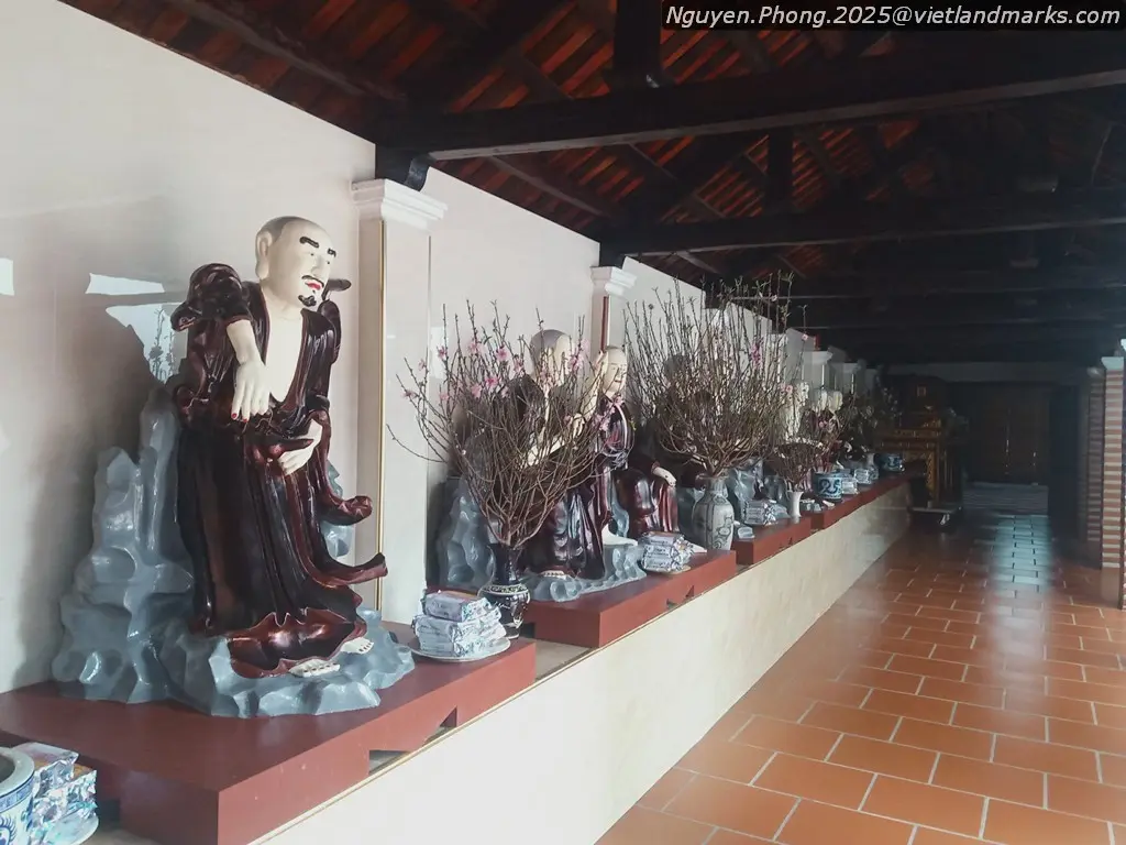 Dãy tượng bên trong Chùa Ngãi Cầu