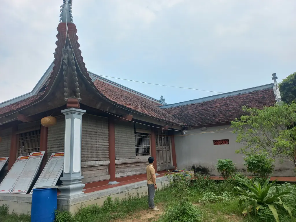 Đình Làng Phú Vinh nhìn từ phía sau đình