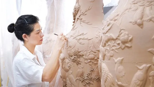 Nghệ nhân Vũ Như Quỳnh say sưa chạm khắc tác phẩm gốm của mình