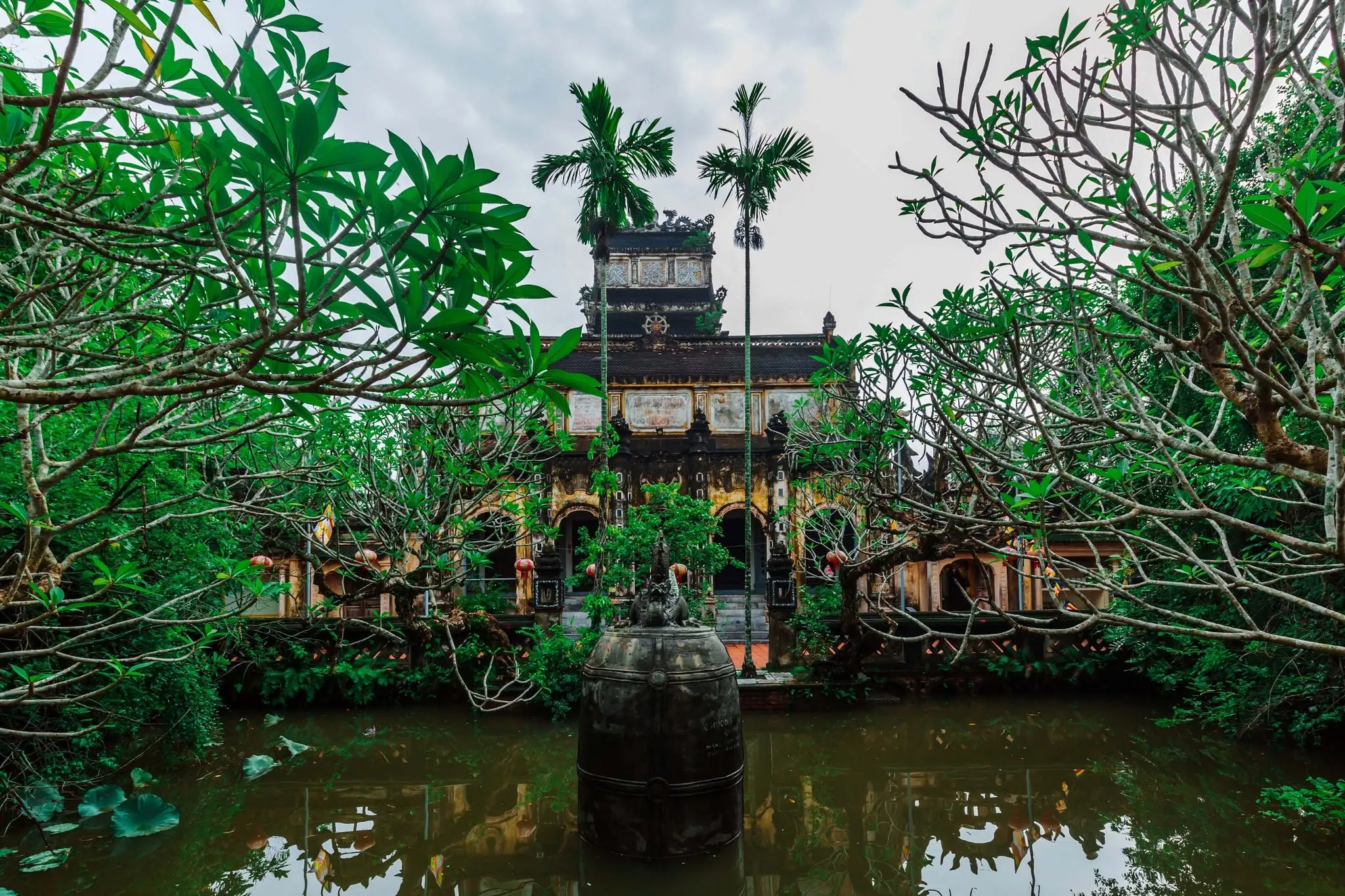 Chuông Đại Hồng Chung trong khuôn viên chùa Cổ Lễ