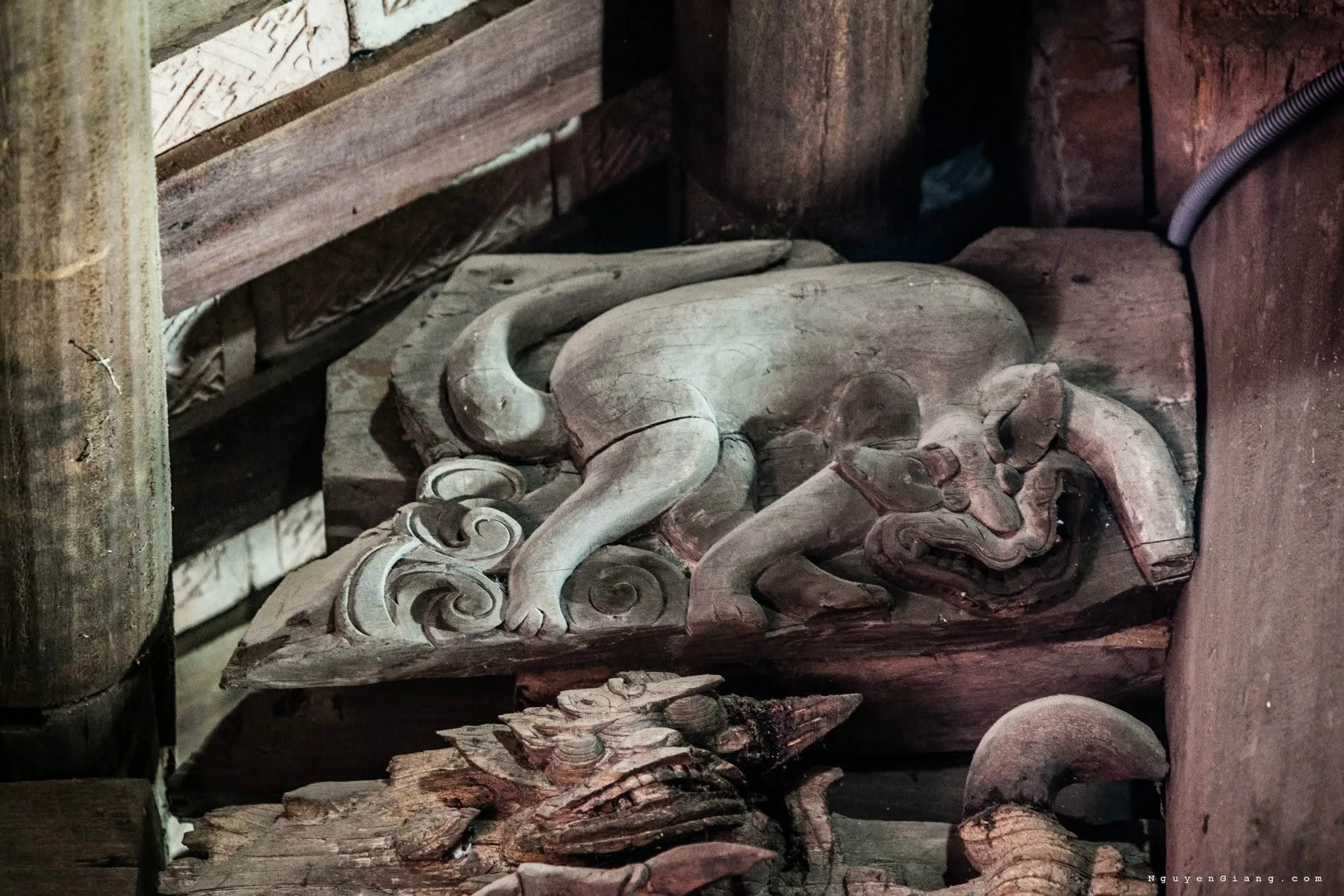 Điêu khắc gỗ trong Đình Tường Phiêu