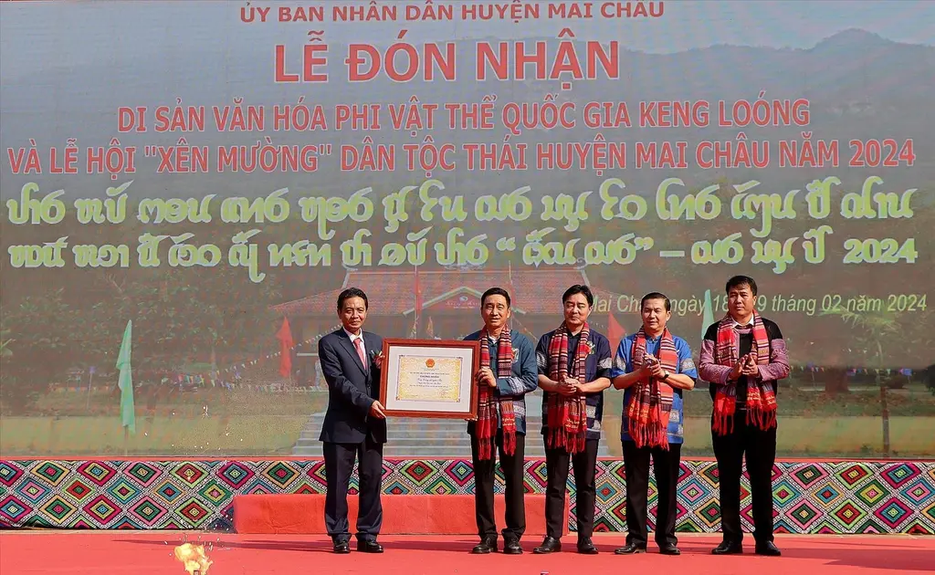 Trao bằng công nhận cho “Keng Loóng” tại Lễ hội Xên Mường