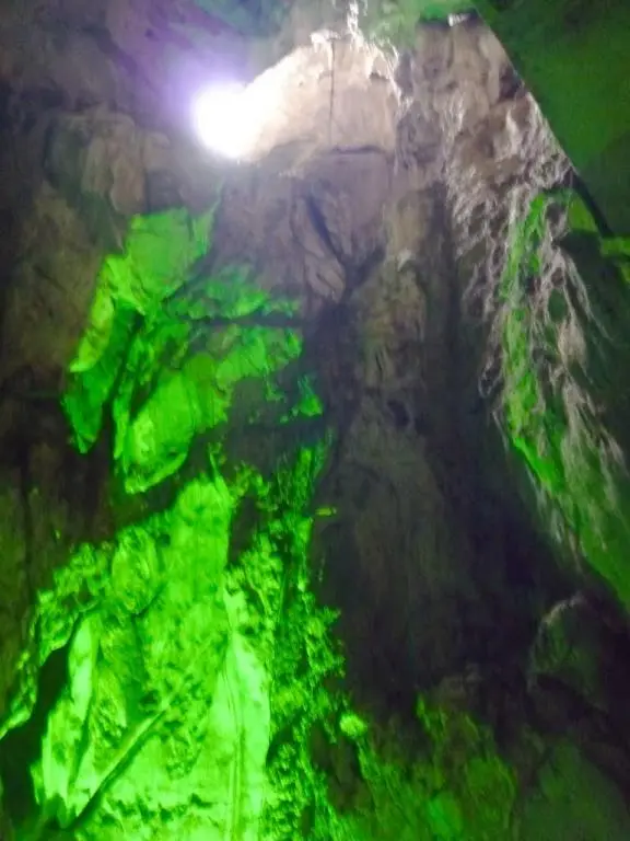 Hang đá tại Chùa Hang