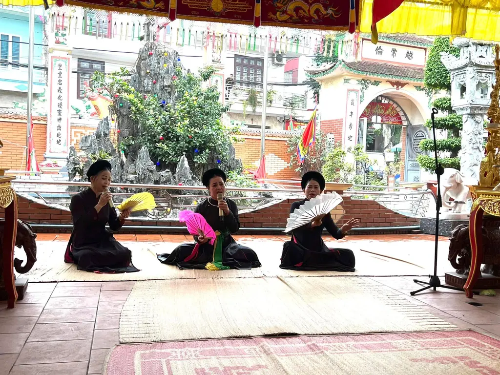 BIểu diễn hát chèo tại Lễ hội lăng miếu Đôn Nghĩa