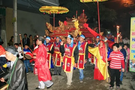 Nghi lễ đón quan chủ tư gia ra đình làng tại Lễ hội làng cổ Đường Lâm