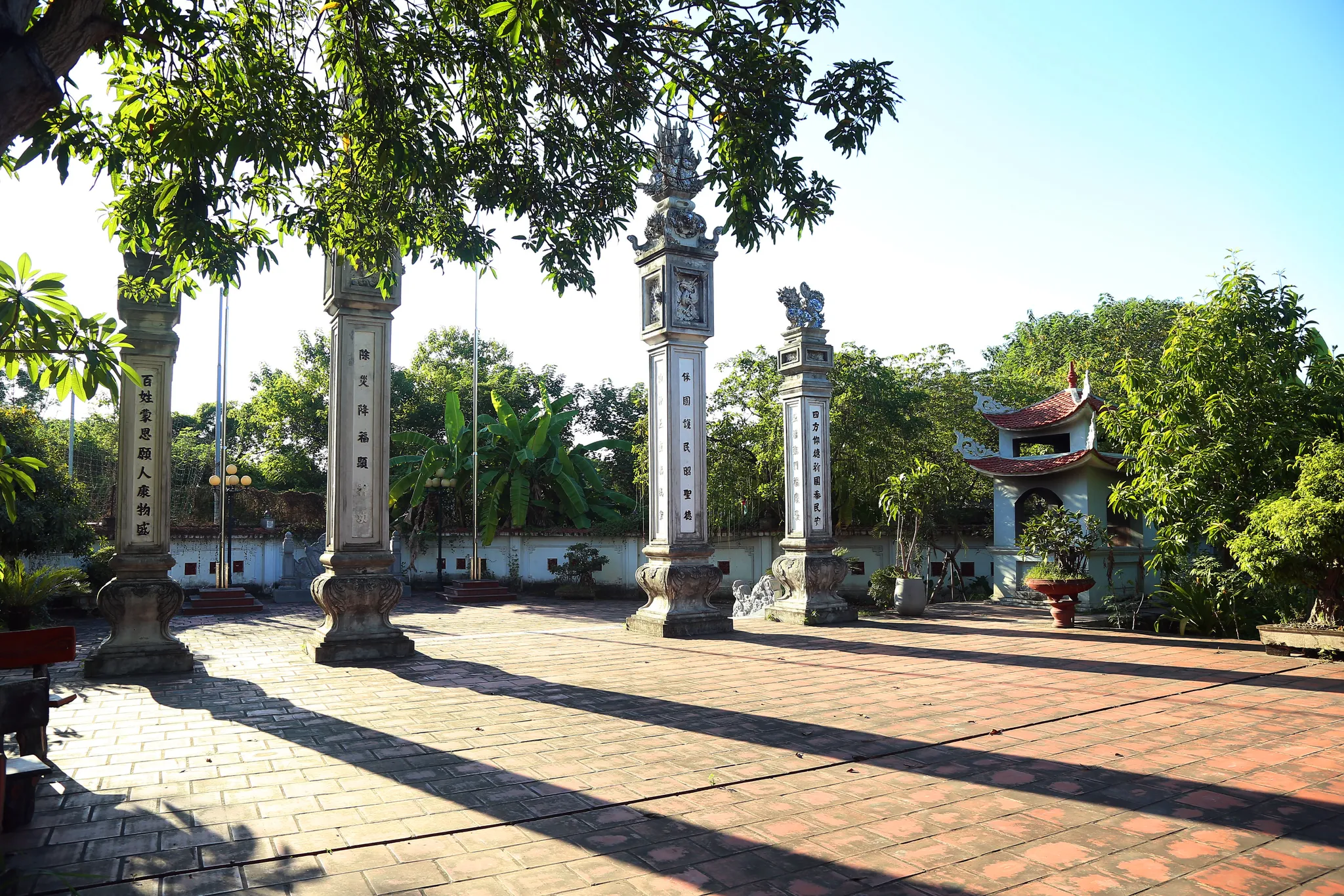 Trụ biểu miếu Ngọc Mạch nhìn từ trong miếu