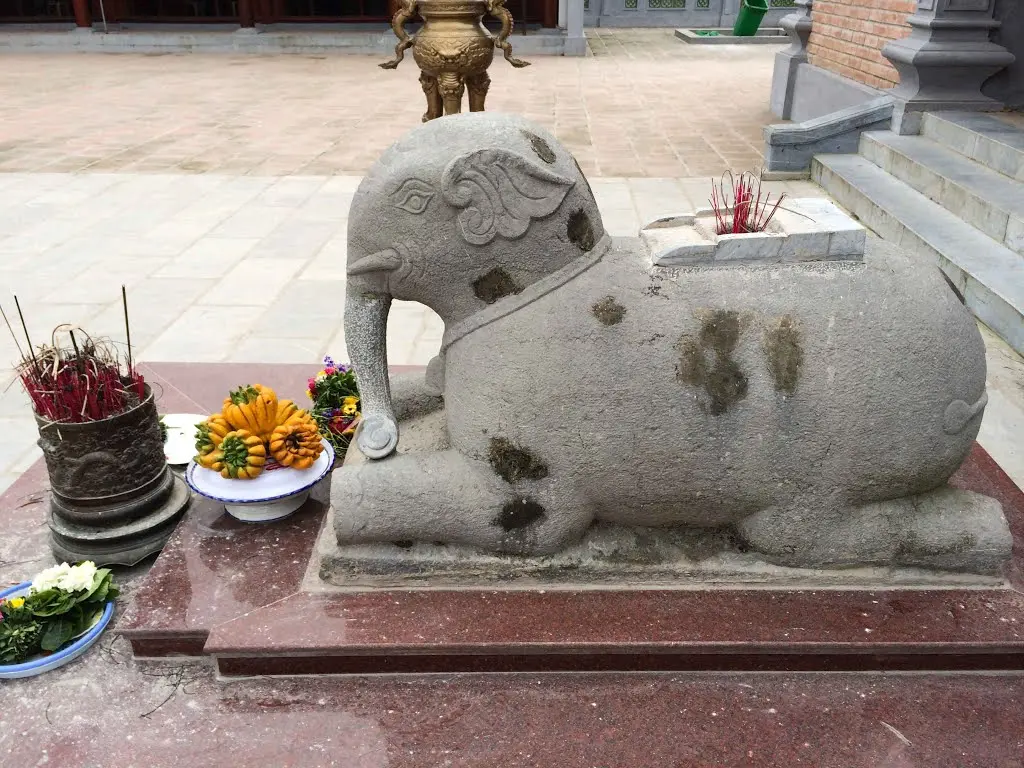 Voi đá tại Đền A Sào