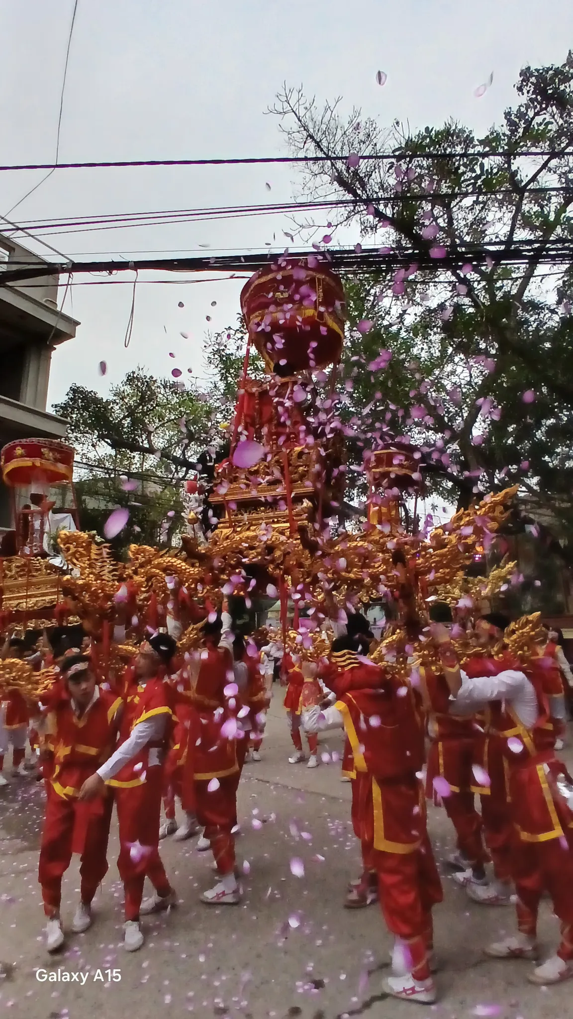 Không khí lễ hội làng Thượng Lao
