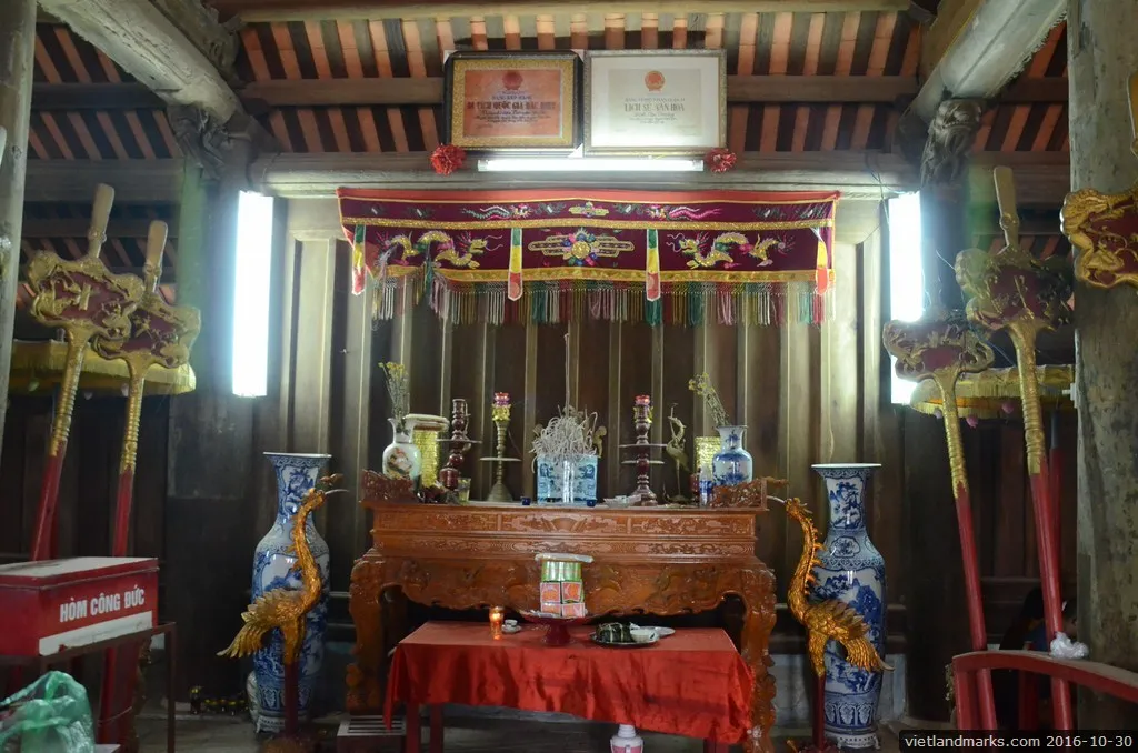 Gian thờ bên trong Đình Cao Thượng