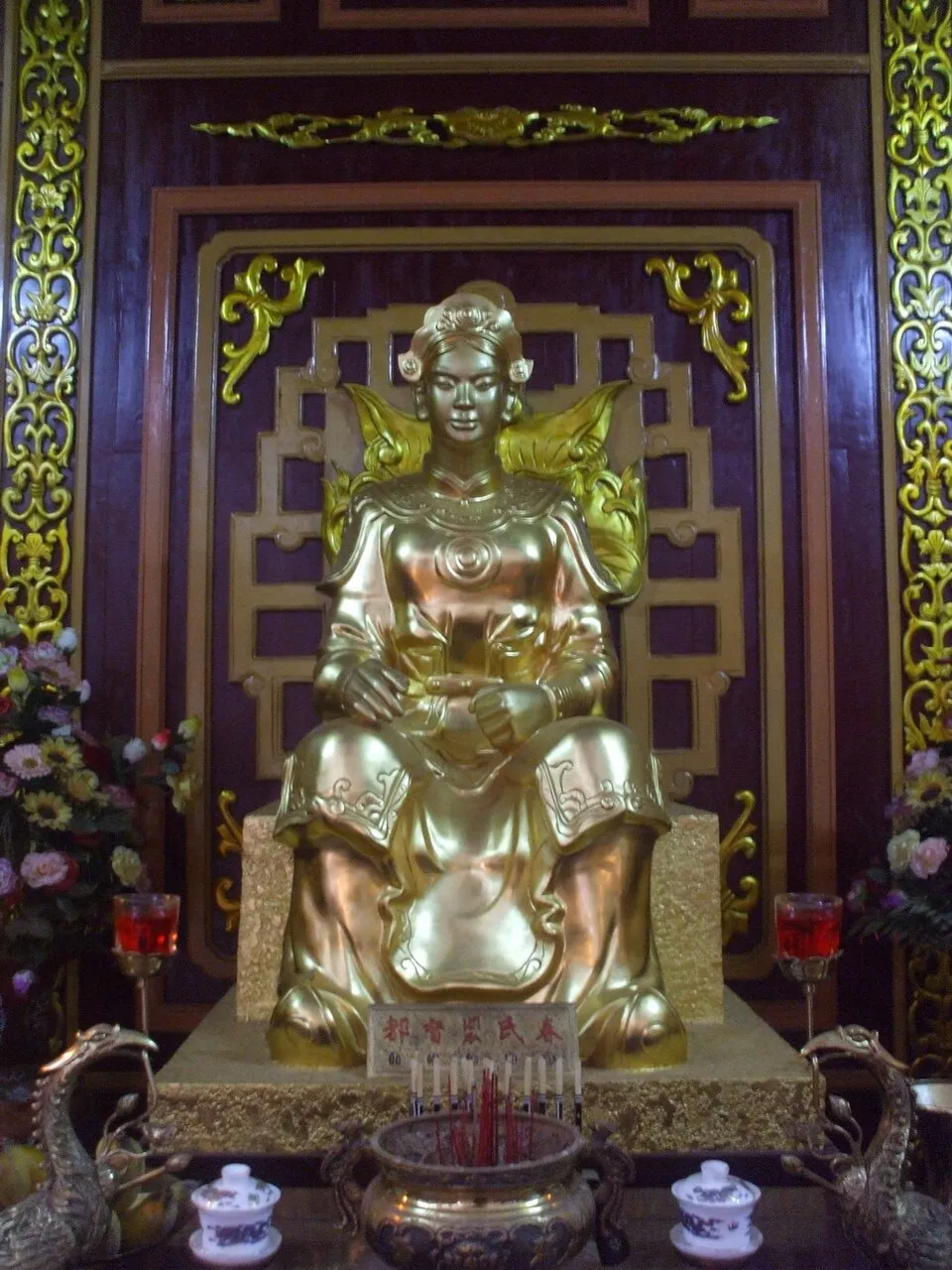 Tượng thờ Đô đốc Bùi Thị Xuân trong Điện Tây Sơn