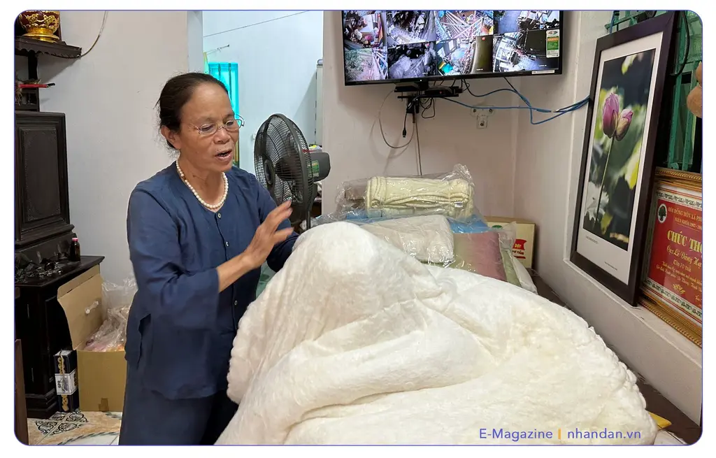 Nghệ nhân Phan Thị Thuận - người sở hữu sáng kiến cho tằm tự dệt