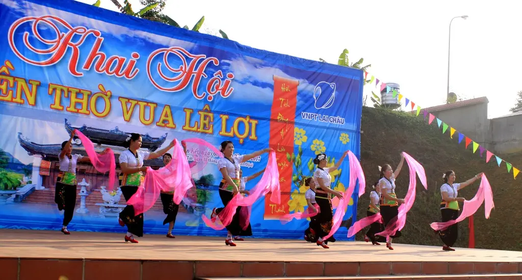 Tiết mục múa khăn của đội văn nghệ phường Đoàn Kết tại Lễ hội Đền thờ Lê Lợi