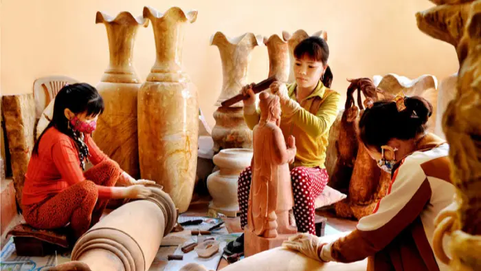 Người thợ làng Thiết Úng trong quá trình tạo ra sản phẩm