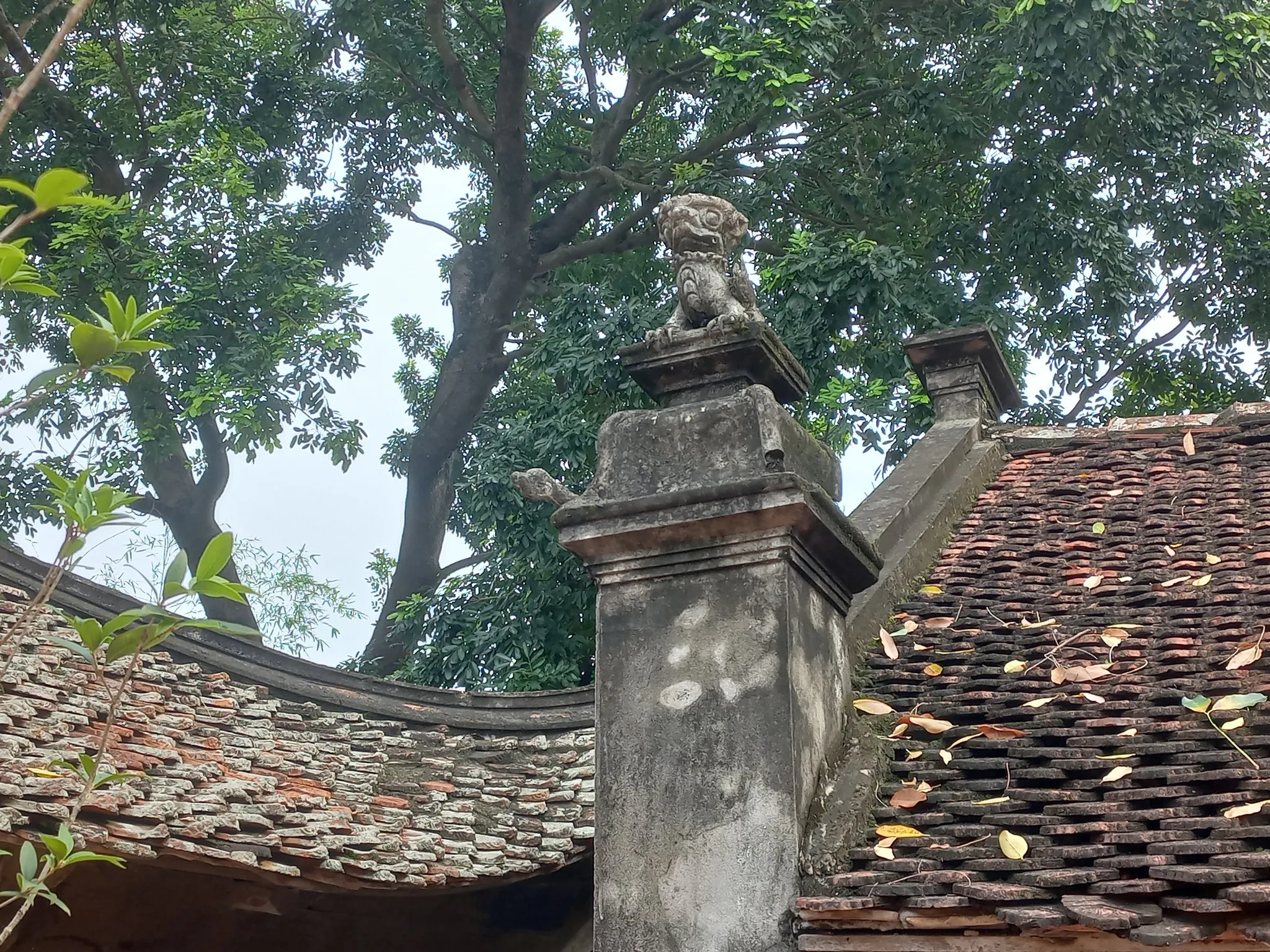 Linh vật trên cột nhà tả vu Đình Phương Bản
