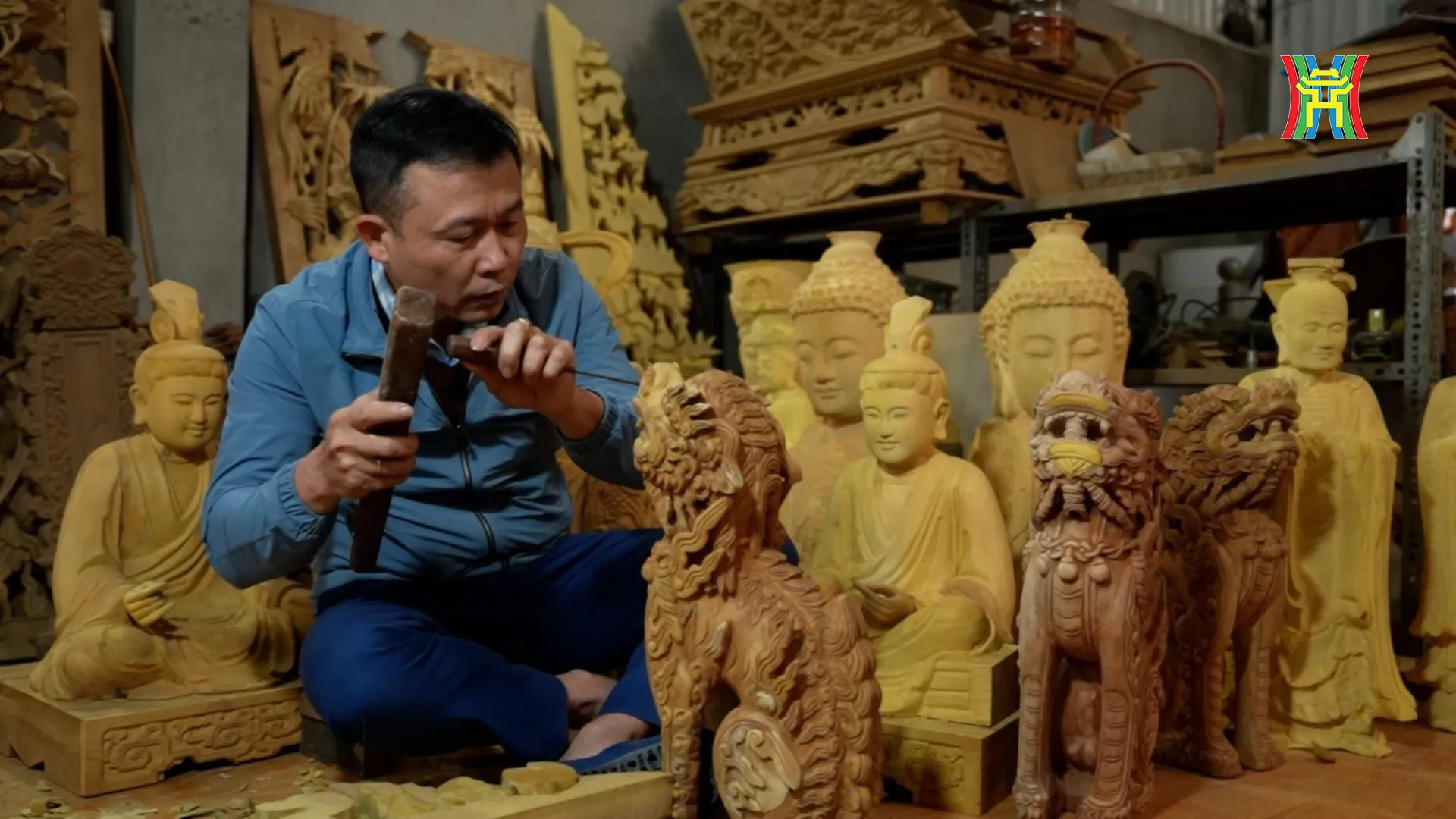 Nghệ nhân Nguyễn Viết Dũng tỉ mỉ trong từng sản phẩm