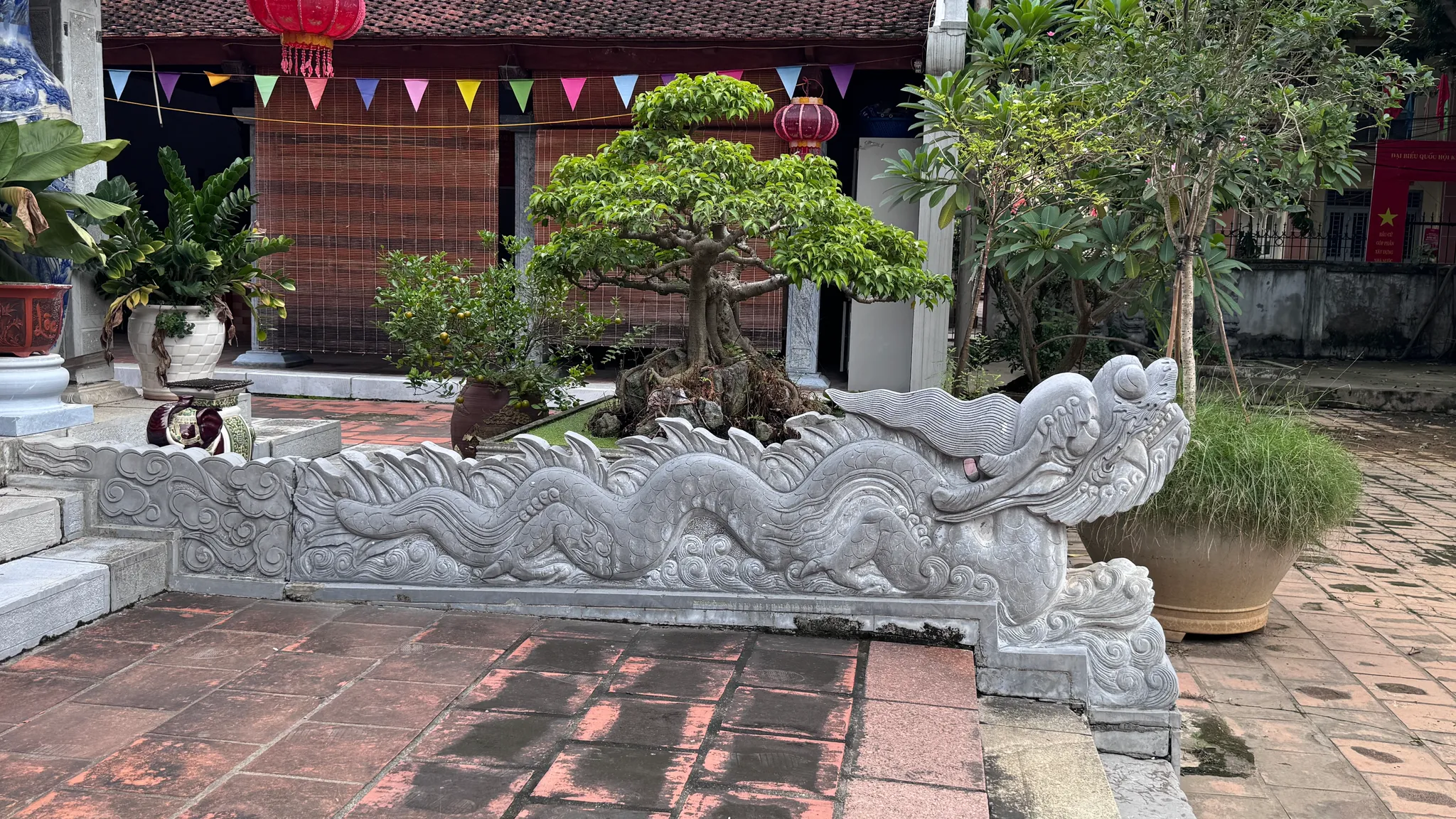 Rồng đá hai bên lối vào phương đình đình Kiều Mai