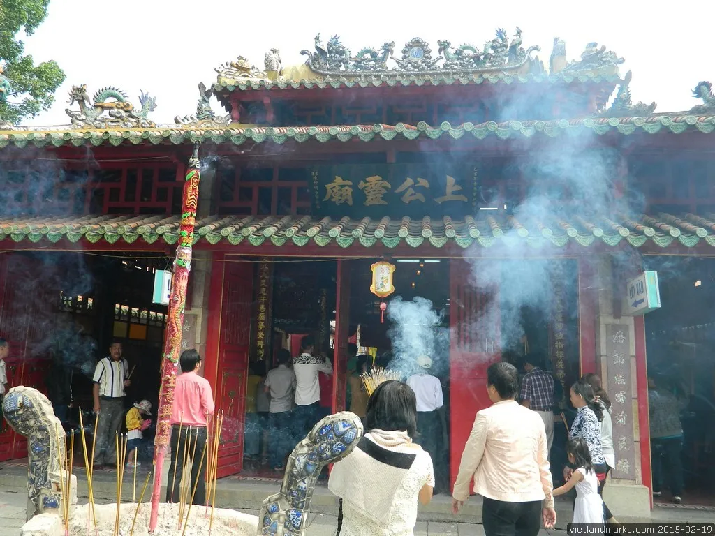 Không gian phía trước miếu thờ tại Lăng Tả quân Lê Văn Duyệt