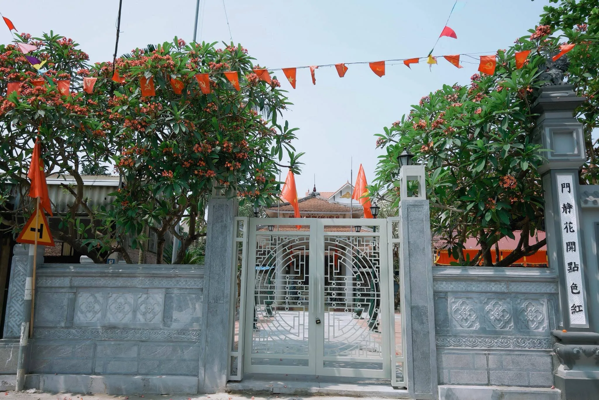 Cảnh quan bên ngoài di tích Đền Mẫu thôn Quế Dương