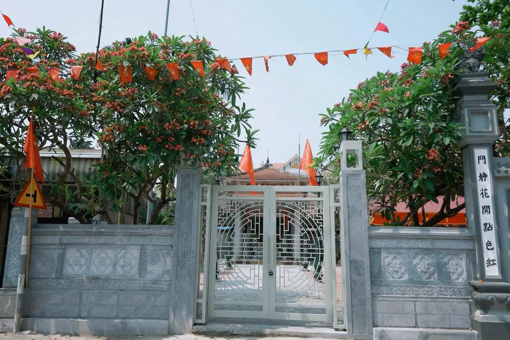 Cảnh quan bên ngoài di tích Đền Mẫu thôn Quế Dương