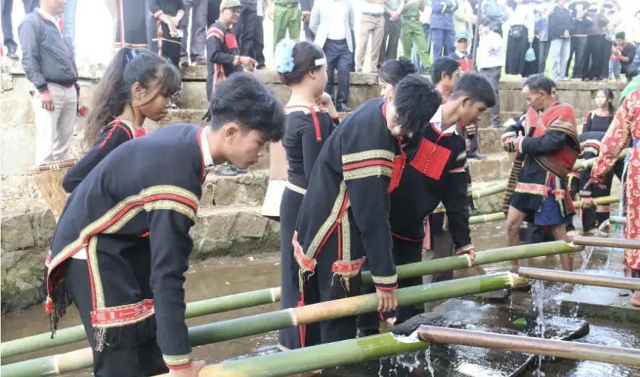 Hứng nước về buôn làng tại Lễ cúng bến nước