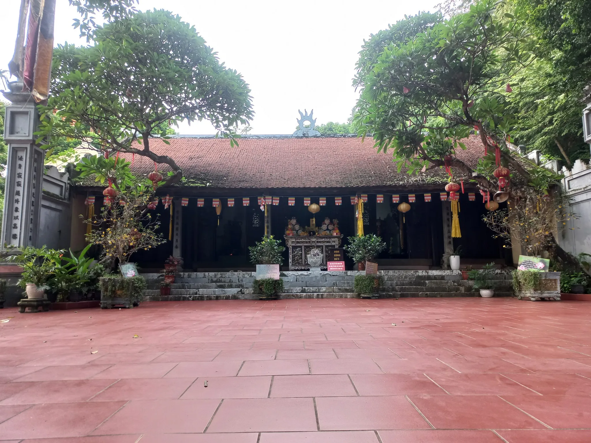 Chính Điện Chùa Trầm