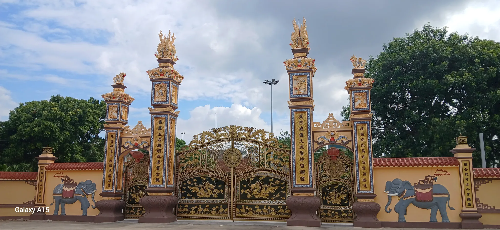 Cổng đình làng Yên Lộ