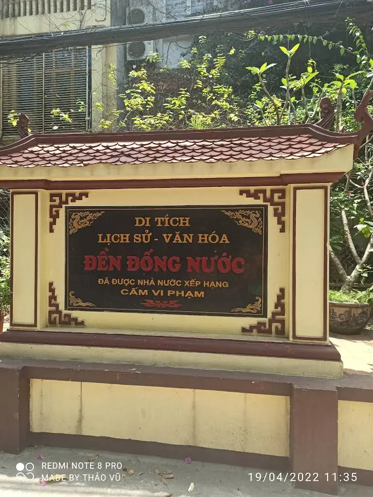 Bia tên di tích Đền Đống Nước