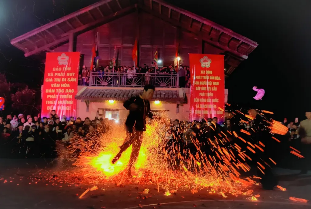 Nghi lễ nhảy lửa trong Lễ hội Bàn Vương (dân tộc Dao)