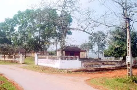 Cảnh quan bên ngoài Đình Dĩnh Thép