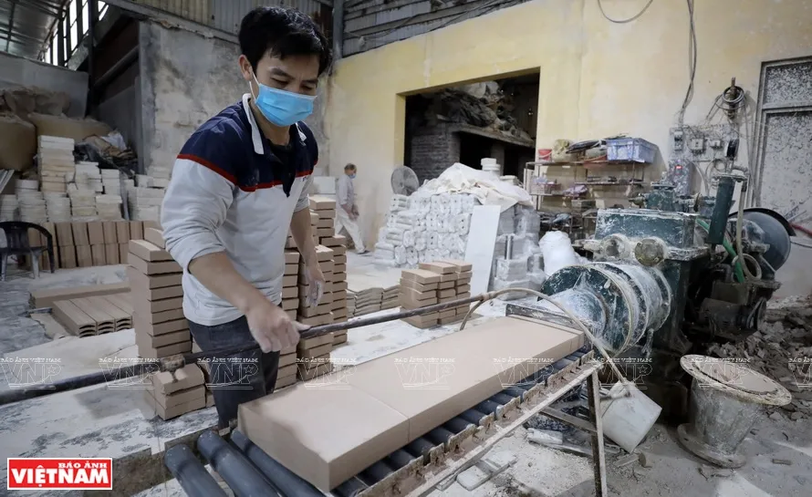 Máy nhào và đùn đất thay thế cho sức người tạo nên hiệu quả cao cho việc làm nguyên liệu.
