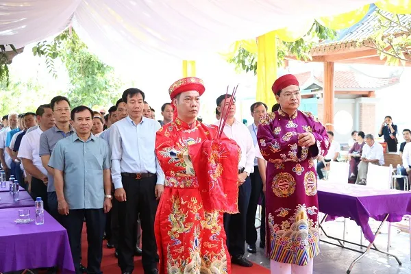 Dâng hương tại Lễ hội Đền Bảo Hà