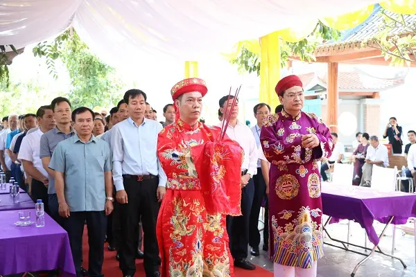 Dâng hương tại Lễ hội Đền Bảo Hà