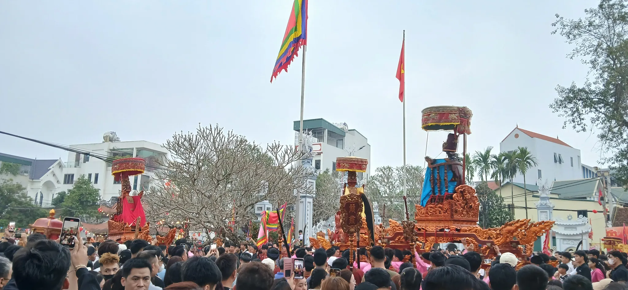 Quang cảnh ngày hội truyền thống làng Chúc Sơn chiều 11 tháng giêng xuân Bính Ngọ tại sân đình Nội Chúc Sơn