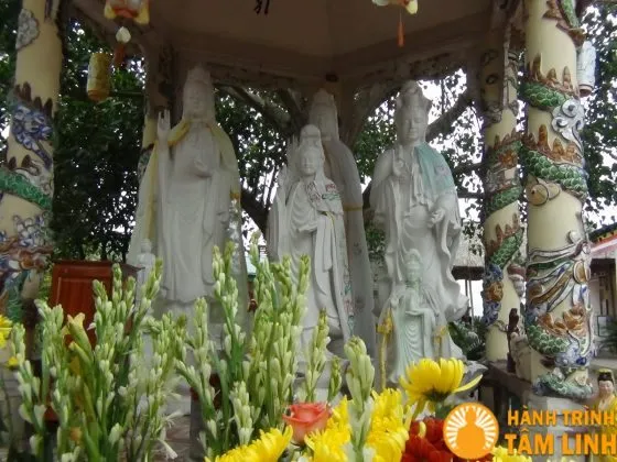 Tượng Quan Thế Âm Bồ Tát tại Chùa Cần Linh