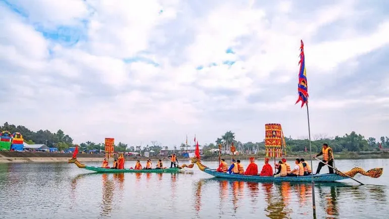 Nghi lễ rước nước tại Hồ Quỳnh trong Lễ hội chùa Quỳnh Lâm