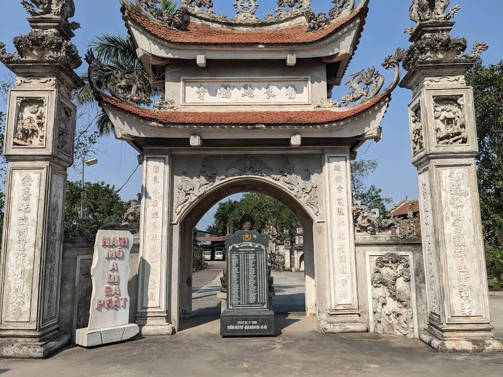 Cổng tam quan Chùa Khuyến Lương (Diên Phúc tự)